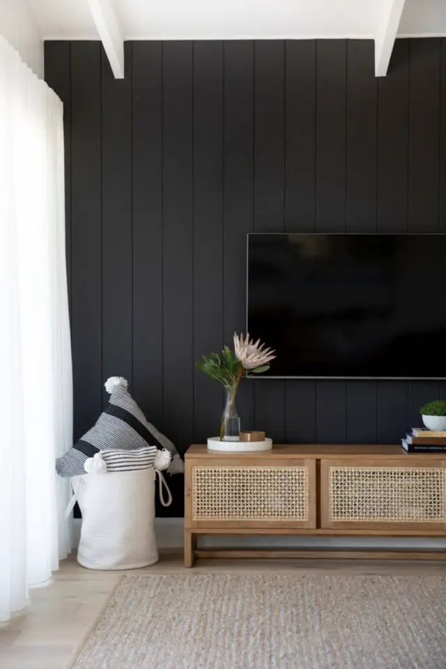decoration murale lambris noir salon meuble télévision bois contraste