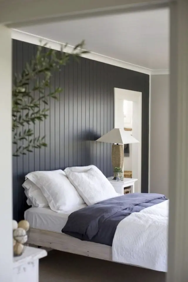 decoration murale lambris noir chambre adulte balnc contraste linge de lit