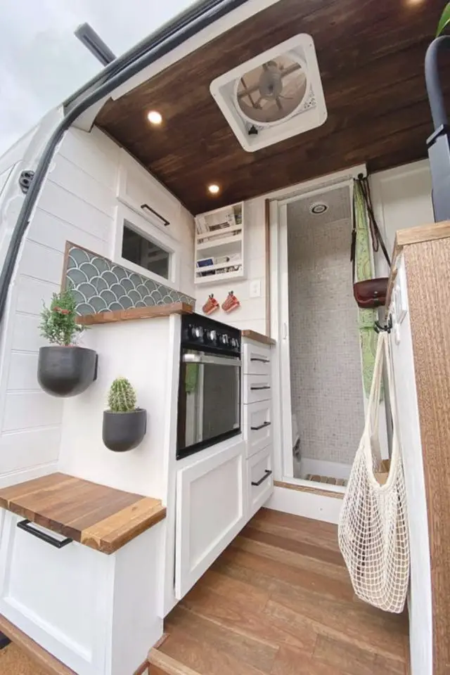 exemple van amenage gain de place petit espace cuisine petit logement alternatif