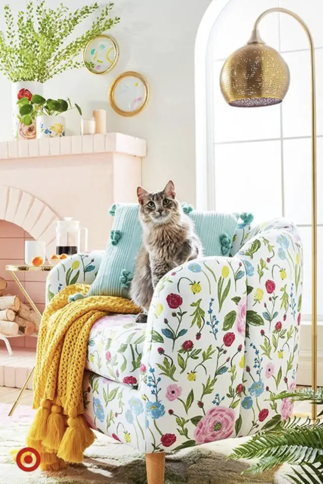 fauteuil motif original exemple petite fleur sur fond blanc chat