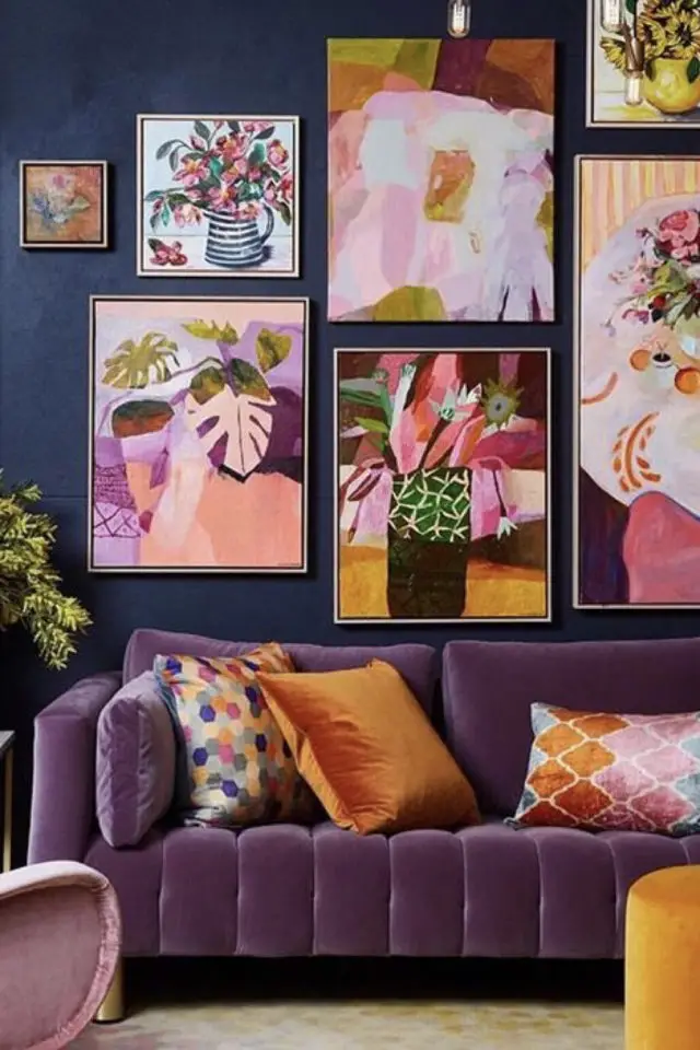 mur salon cadre motif exemple canapé en velours et mur bleu violet sombre moderne