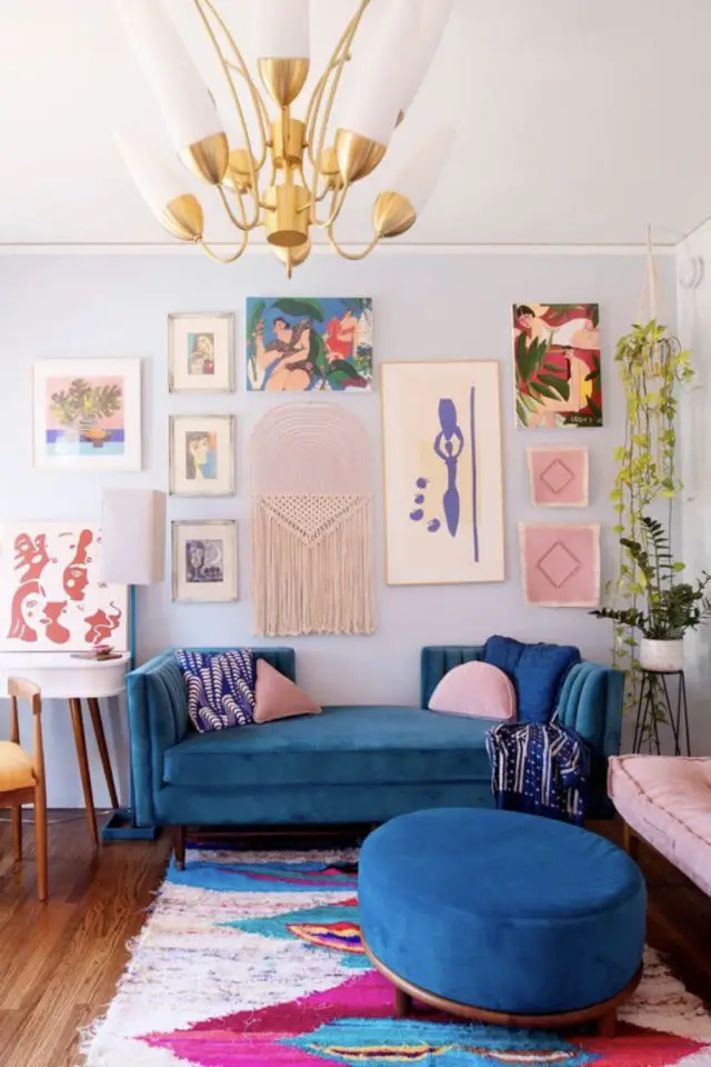 mur salon cadre motif exemple ambiance colorée canapé bleu illustration rose