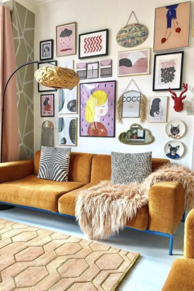 mur salon cadre motif exemple canapé velours couleur ocre dessin illustration tableaux