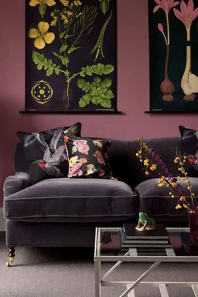 mur salon cadre motif exemple canapé velours couleur prune motif végétal