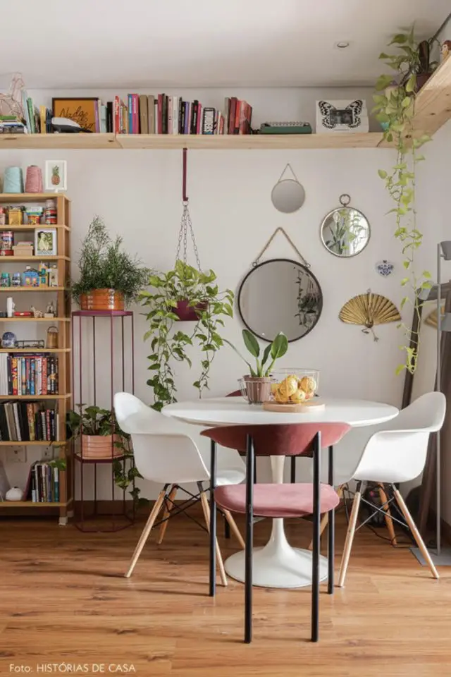 petite salle a manger couleur exemple table ronde blanche chaise vintage colorée rose poudré