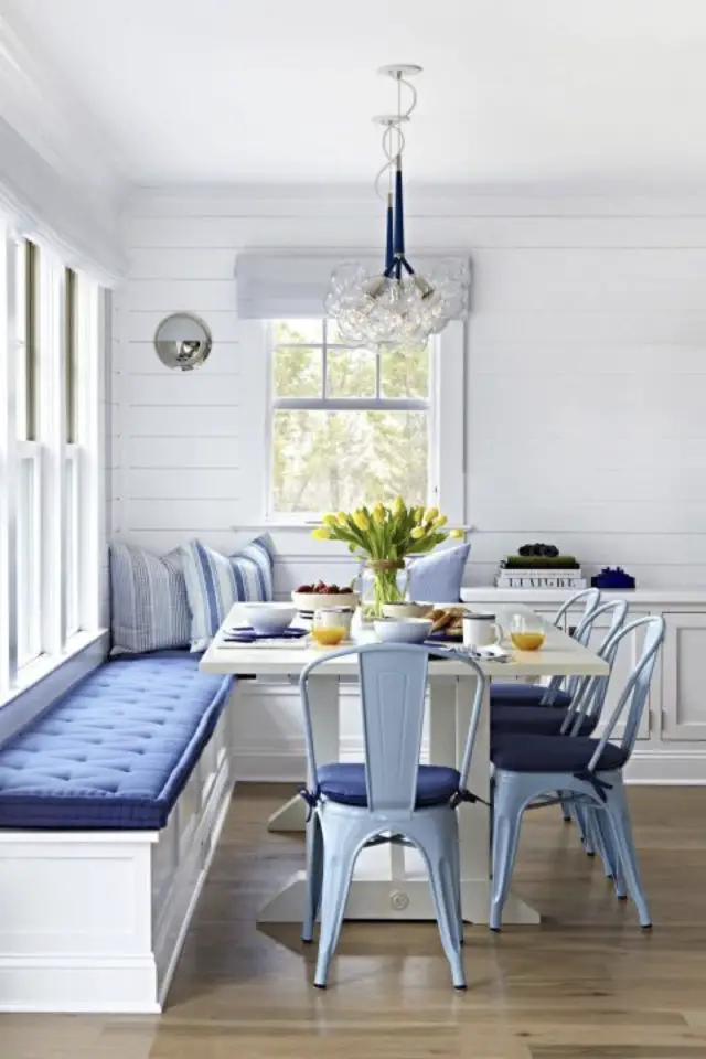 petite salle a manger couleur exemple banquette et chaise tolix bleu ciel style bord de mer