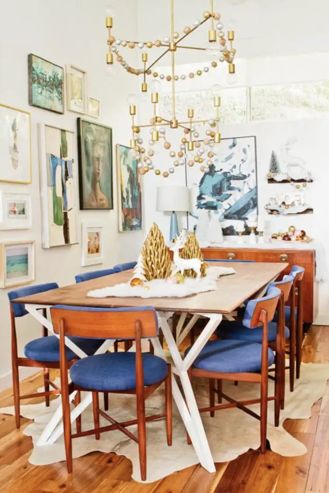petite salle a manger couleur exemple dominante blanche chaise assise bleu pétrole mur de cadre