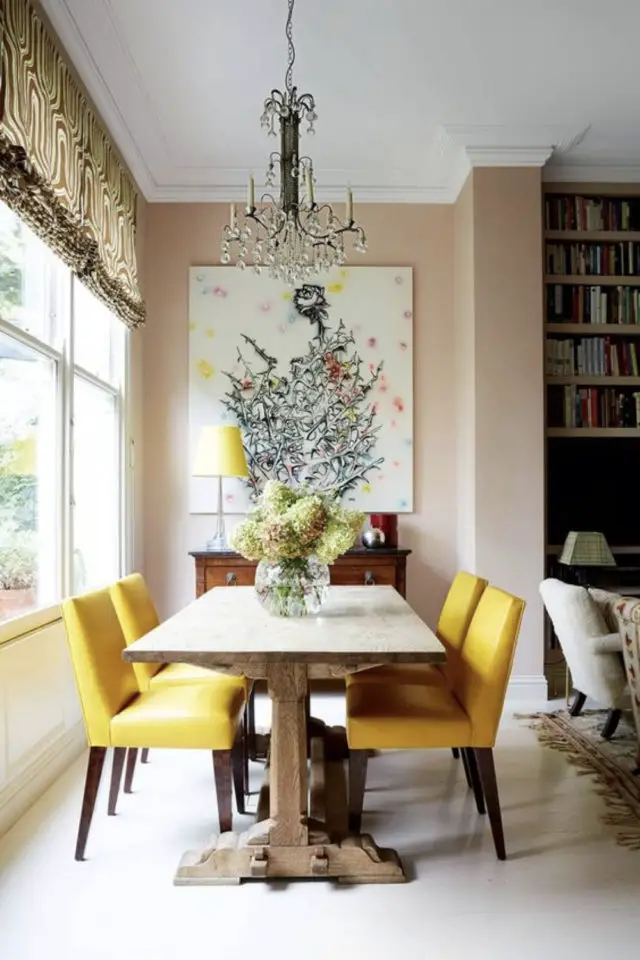 petite salle a manger couleur exemple mur couleur beige chaise housse textile jaune