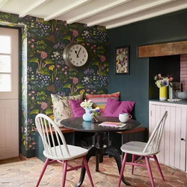 petite salle a manger couleur papier peint coin repas vert motif floral campagne chic