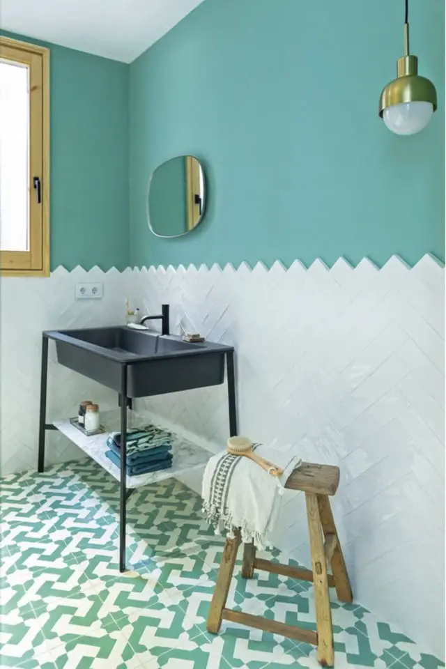 salle de bain sol motif exemple bleu et blanc géométrie
