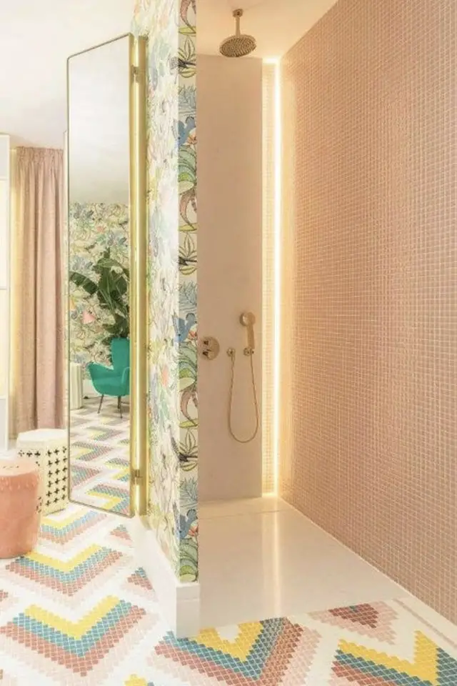 salle de bain sol motif exemple mosaïque féminine et vintage