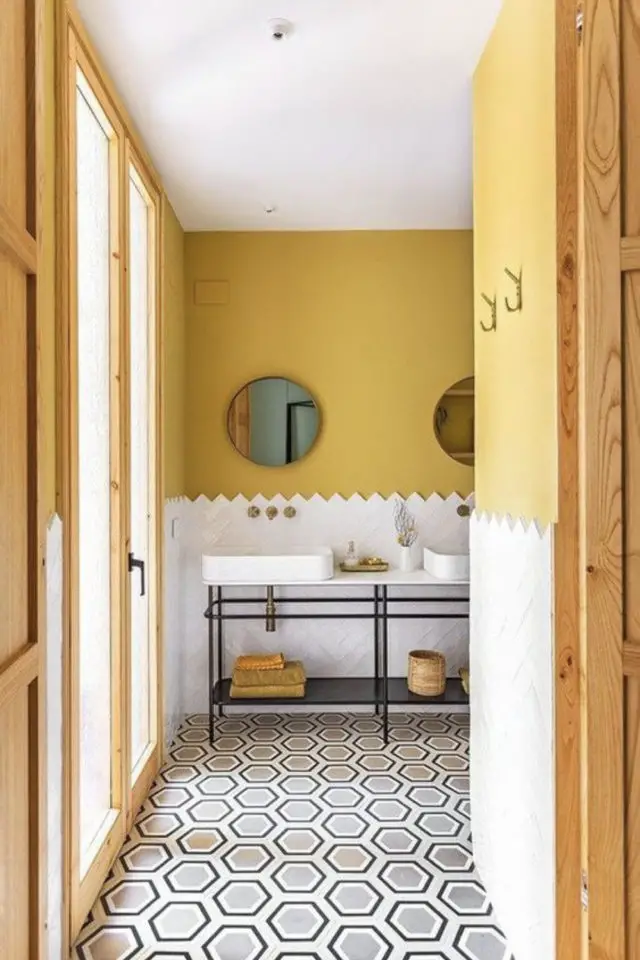 salle de bain sol motif exemple mur jaune losange gris moderne