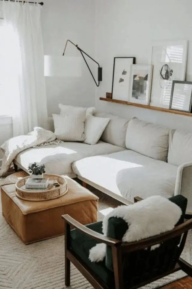 salon style slow living exemple canapé angle confortable gis très clair étagère bois fauteuil vintage mid century
