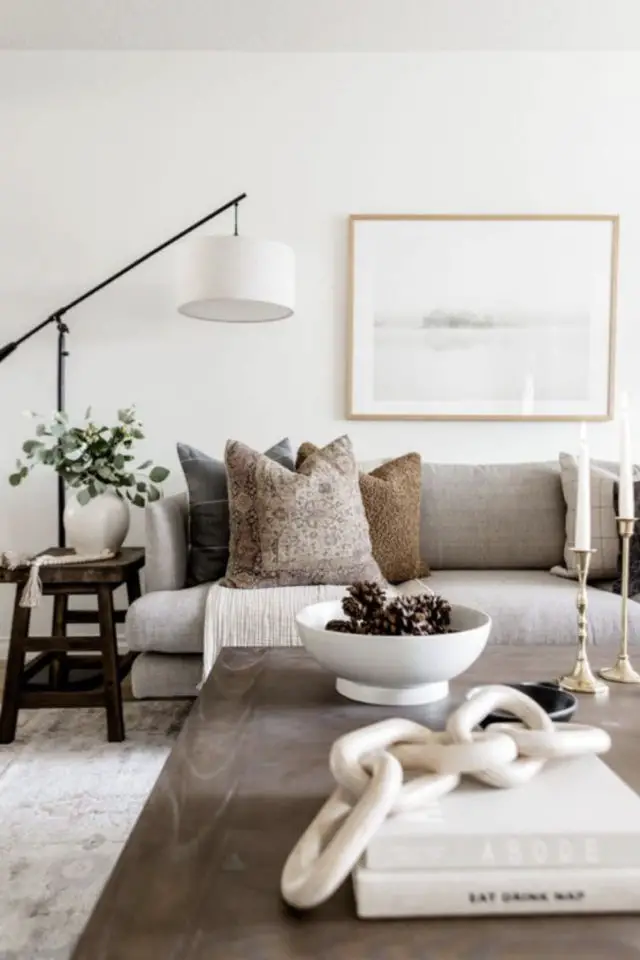 salon style slow living exemple sobre essentiel canapé taupe coussin dégradé marron lampadaire