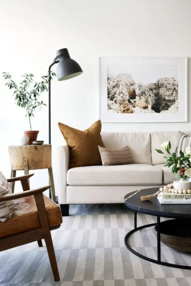 salon style slow living exemple ambiance familiale tapis blanc et gris canapé beige luminaire noir