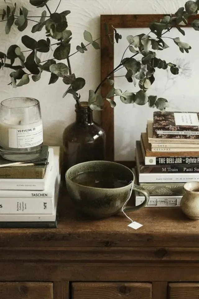 salon style slow living exemple décoration dessus buffet bois tasse handmade verte livre cadre