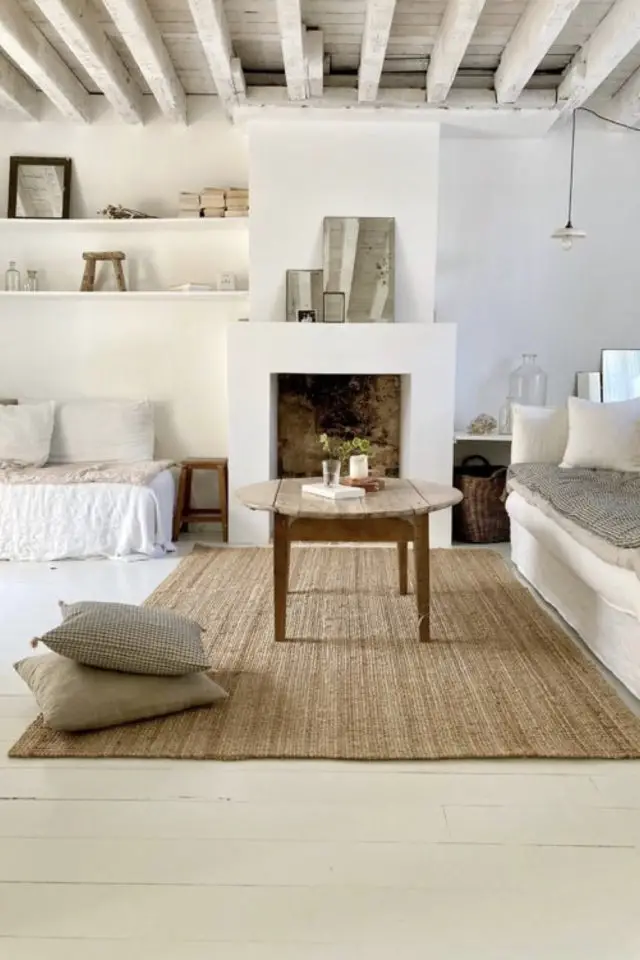 salon style slow living exemple cheminée blanche tapis jute canapé clair décoration épurée