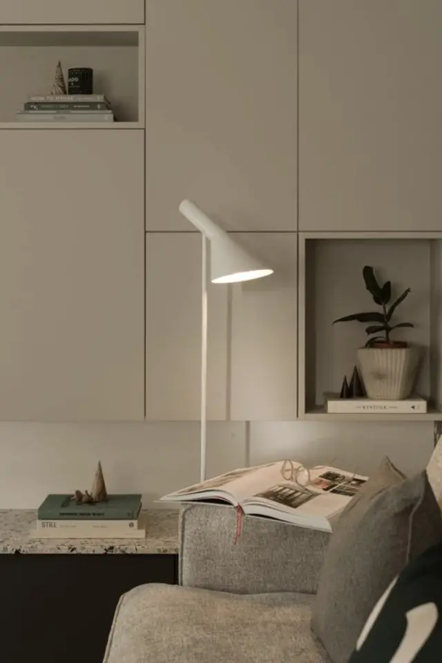salon style slow living exemple meuble sur mesure rangement invisible épuré couleur beige lampadaire simple blanc