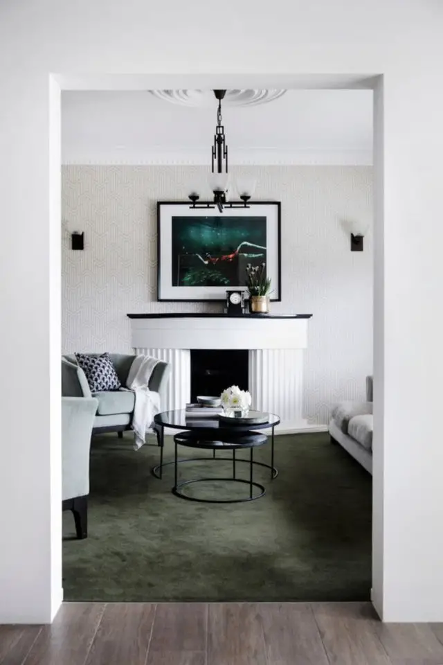 tapis vert salon exemple décor élégant blanc cheminée