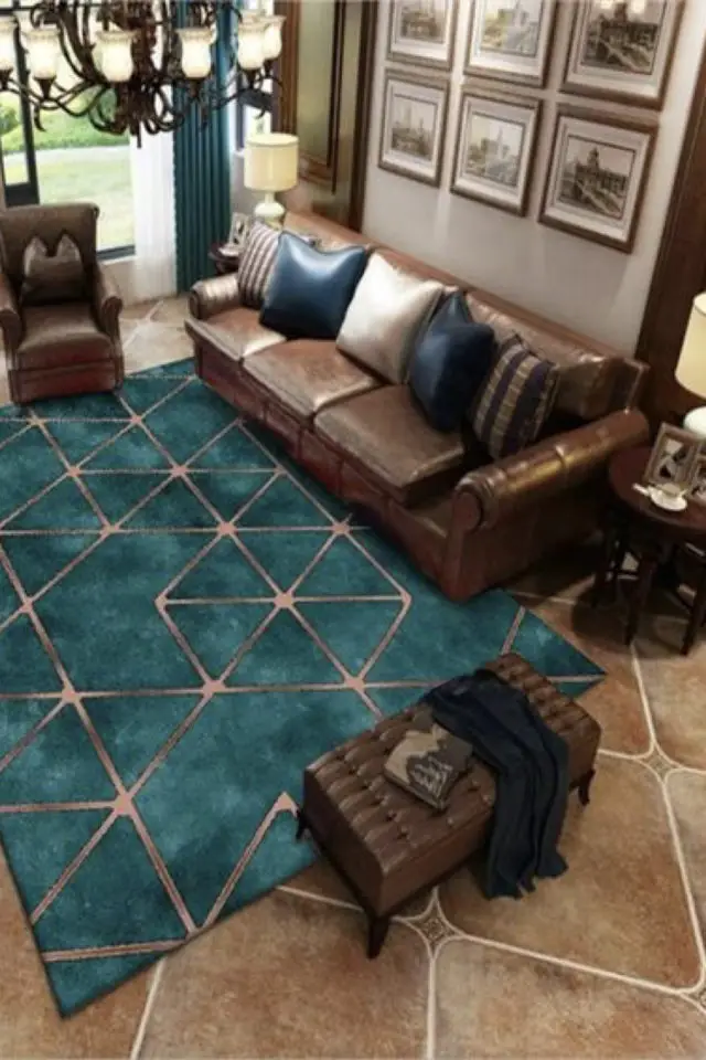tapis vert salon exemple forme géométrique fleur de vie canapé en cuir marron