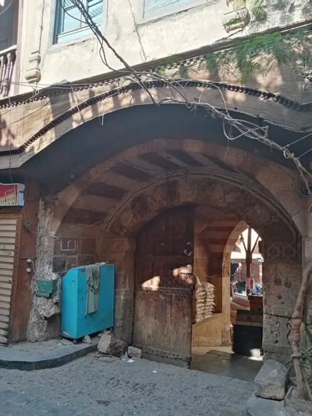 visite souk caire egypte passage grande porte en bois ancienne