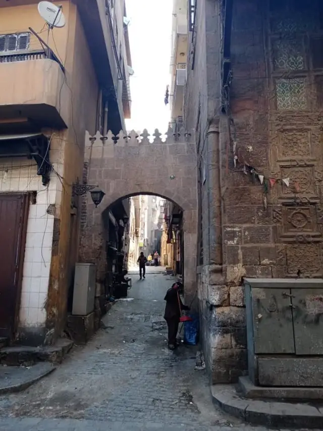 visite souk caire egypte ruelle pavées quartier médiéval histoire