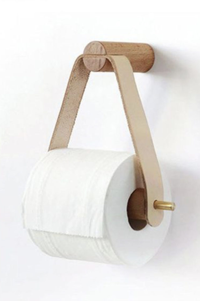 association cuir bois exemple dérouleur de papier toilette moderne