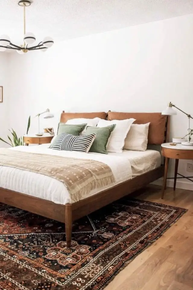 association cuir bois exemple meuble chambre à coucher tête de lit en cuir table de nuit ronde en bois