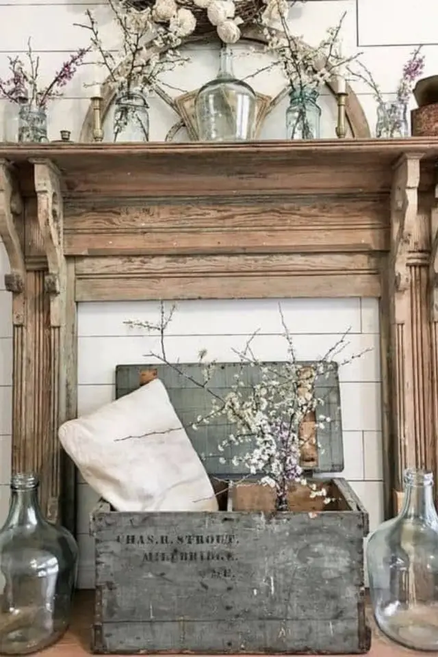 cheminee style farmhouse blanche manteau de cheminée en bois décoration vases coussin coffre récup ancien