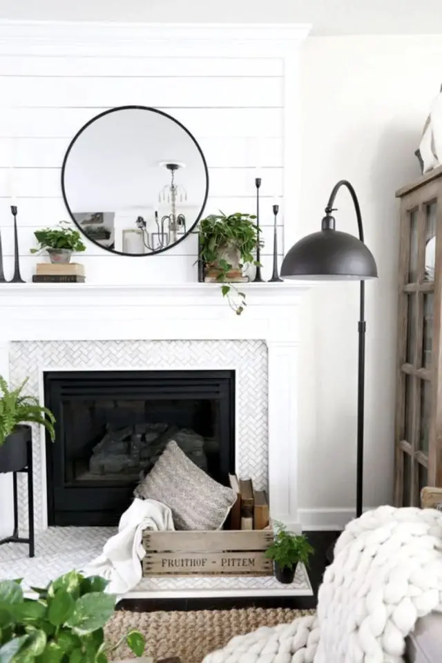 cheminee style farmhouse blanche contraste accessoire noir miroir rond