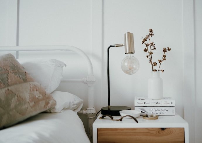 comment choisir lampe chevet ambiance moderne lit en métal blanc table de chevet bois et blanc tendance slow living