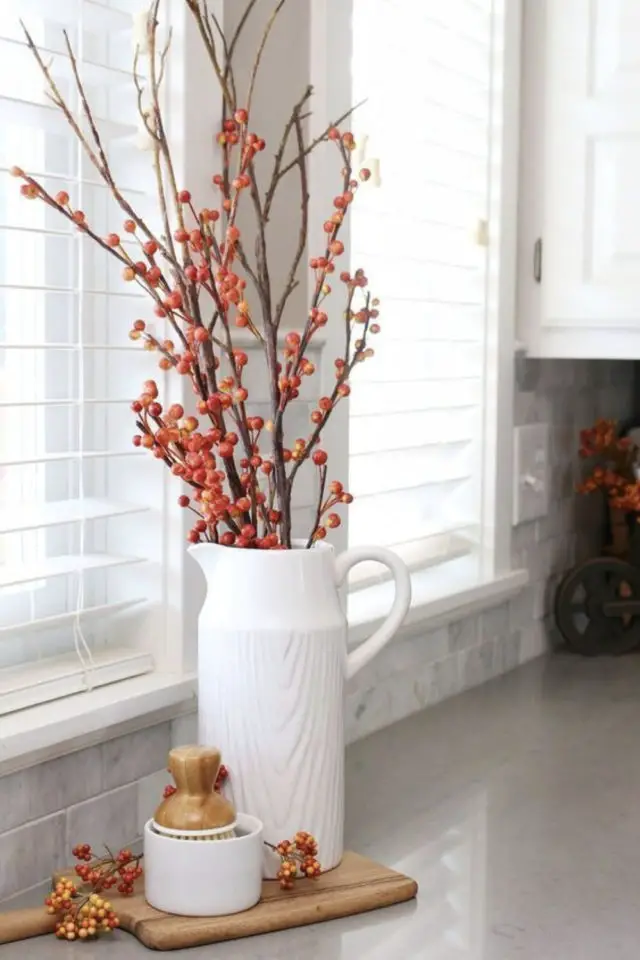 deco vase feuille foret automne plan de travail cuisine pichet blanc baie rouge