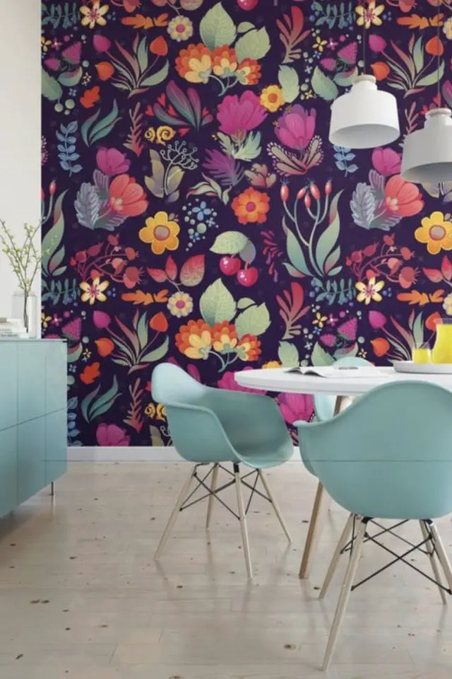 decoration motif floral couleurs salle à manger papier peint chaises colorées