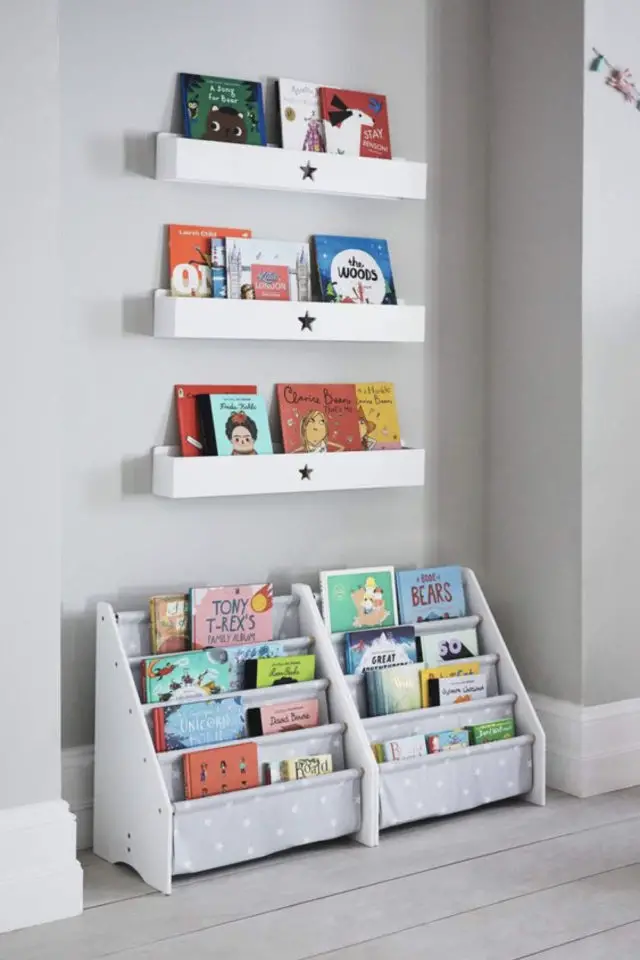 exemple chambre enfant rangement livres étagère murale et présentoir bas