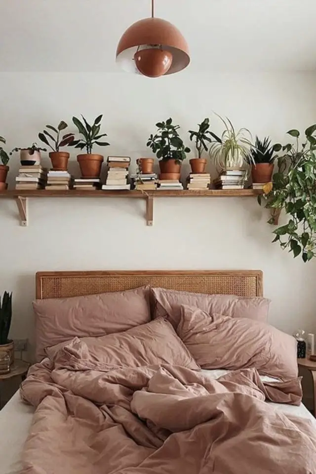 exemple chambre plantes vertes étagère au dessus du lit petit pot terracotta