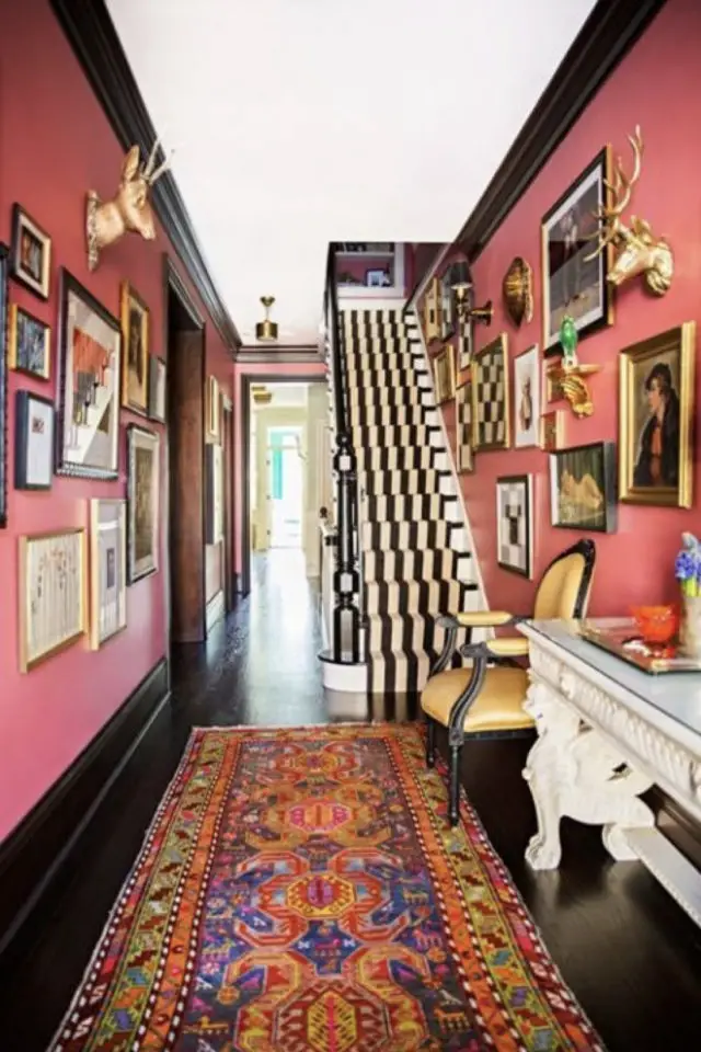exemple entree hyper coloree tapis rose noir escaliers
