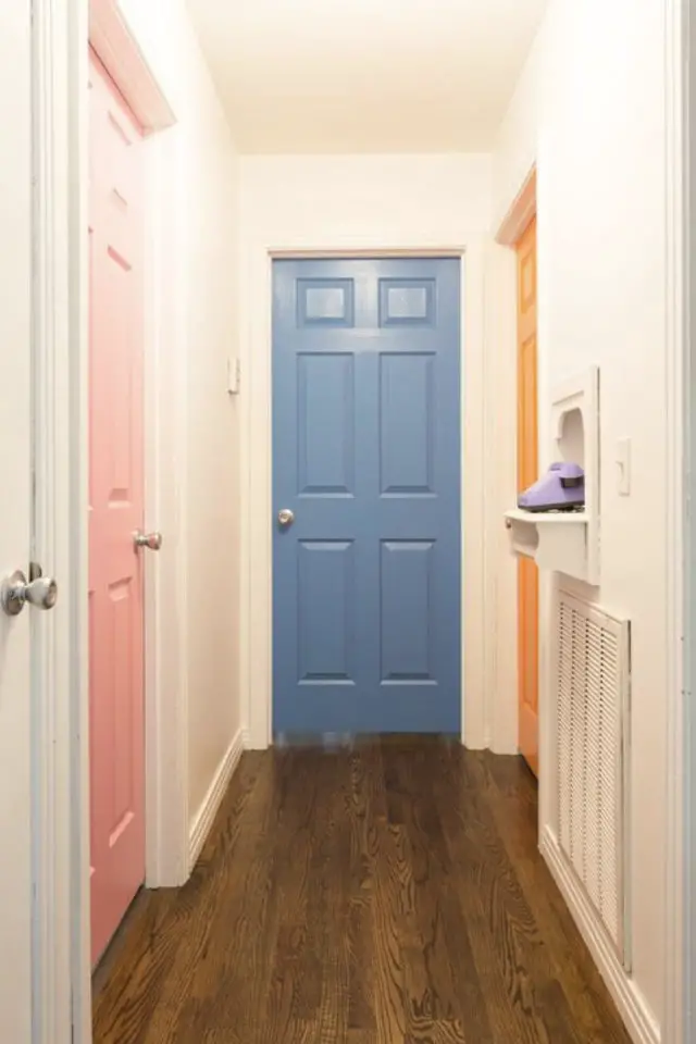exemple entree hyper coloree couloir portes différentes couleur bleu jaune rose