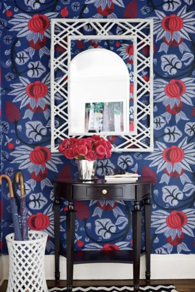 exemple entree hyper coloree papier peint bleu motif floral rouge intense console noire miroir