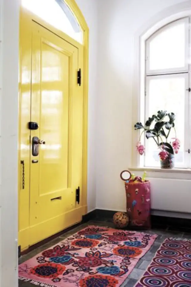 exemple entree hyper coloree porte peinture jaune tapis oriental