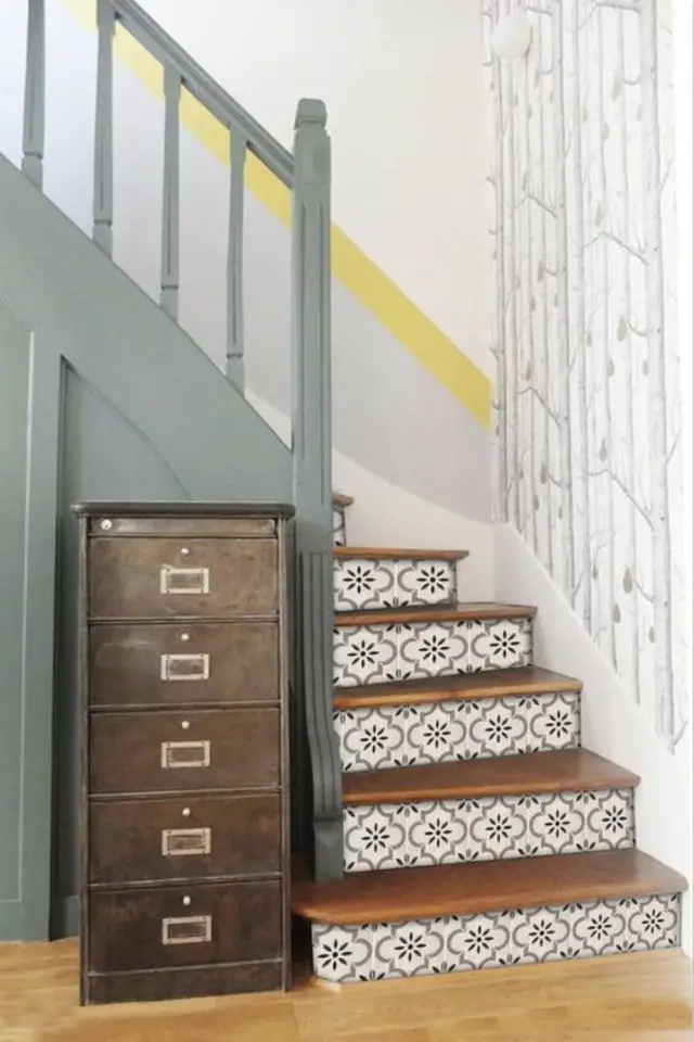 exemple papier peint contre marche escalier blanc et gris losange bois