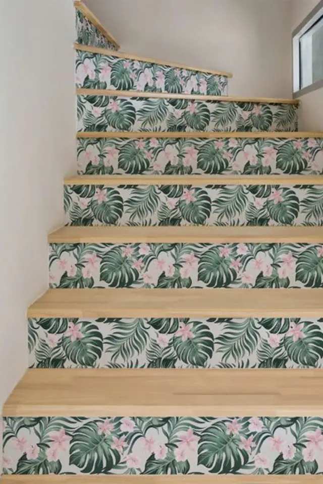 exemple papier peint contre marche escalier motif tropical végétal feuilles
