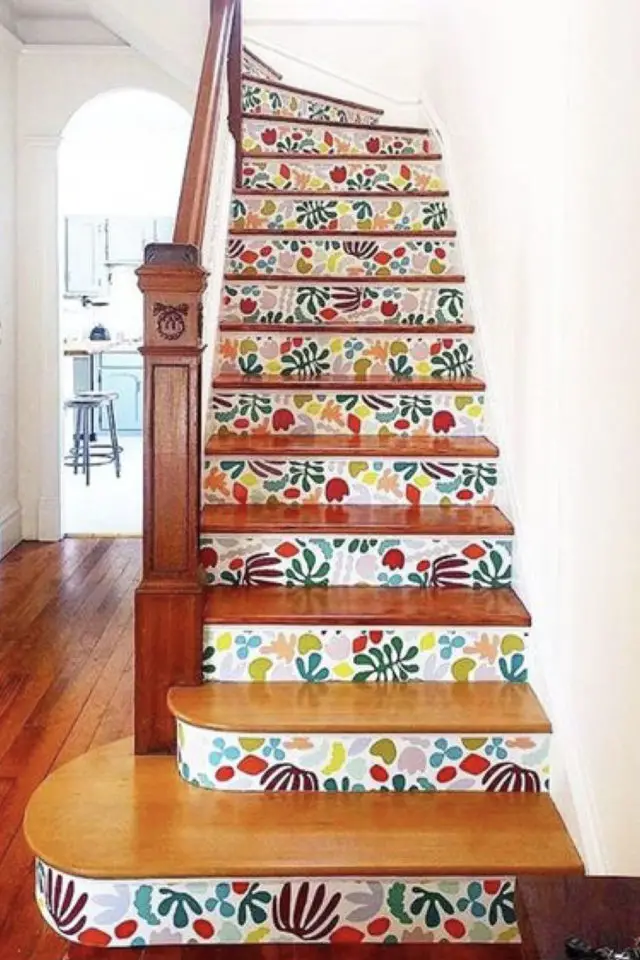 exemple papier peint contre marche escalier multi-colore motif végétal moderne