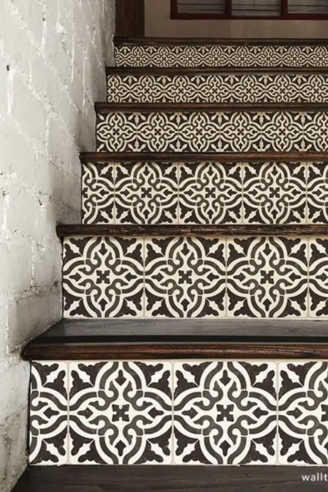 exemple papier peint contre marche escalier effet carreaux de ciment