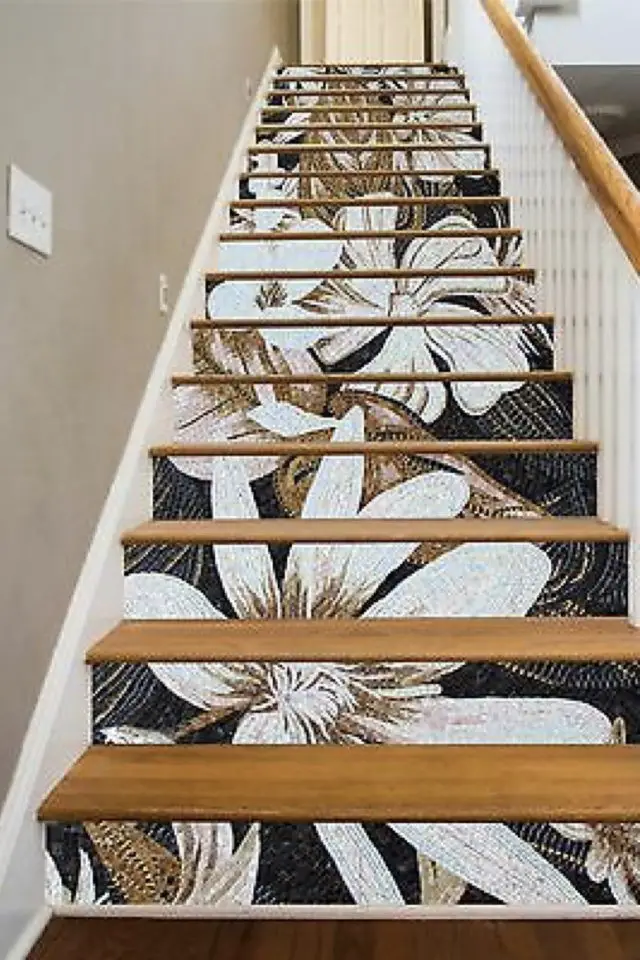 exemple papier peint contre marche escalier décor floral