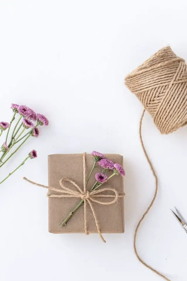 exemple paquet cadeau deco fleurs simplicité cordelette naturelle