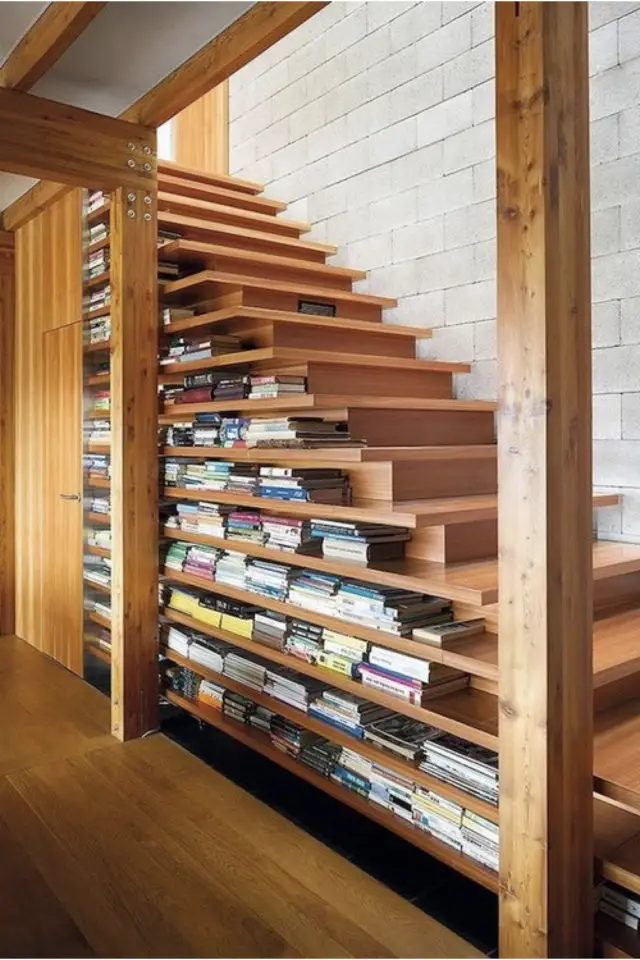 exemple rangement livre escaliers ouverts petits espaces design bois