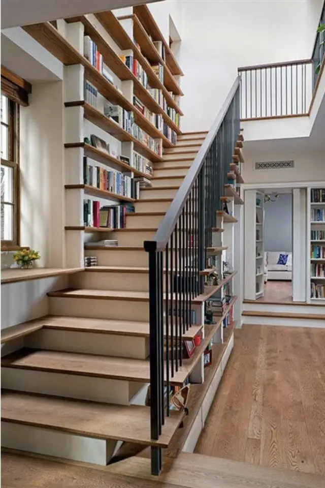 exemple rangement livre escaliers ouverts simple et élégant bibliothèque étagère sur mesure