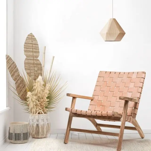 meuble en cuir deco fauteuil bas design assise en cuir tissage tressage cannage couleur naturel