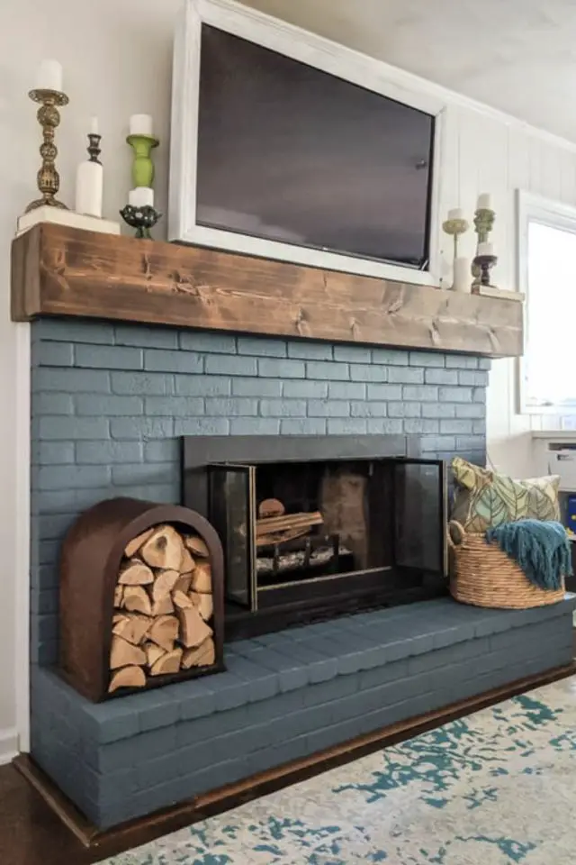 peinture cheminee brique exemple bleu moderne bois blanc cosy