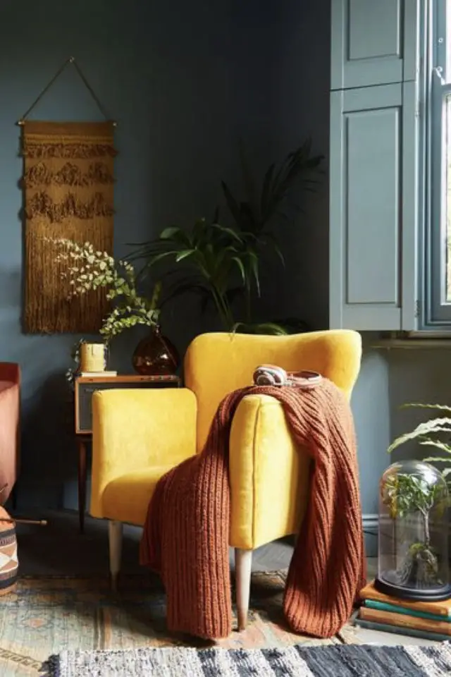 plaid couleur rouille salon automne fauteuil jaune peinture sombre feutrée élégance